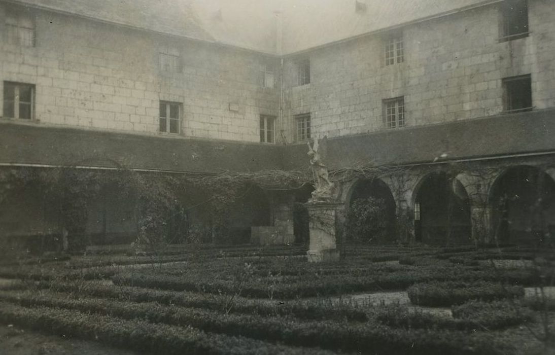 Ancien couvent des Calvairiennes : Ailes sud et ouest du cloître, vue partielle