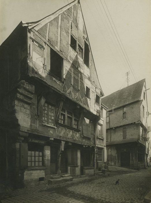 Maison rouge : Façade sur rue, vue générale