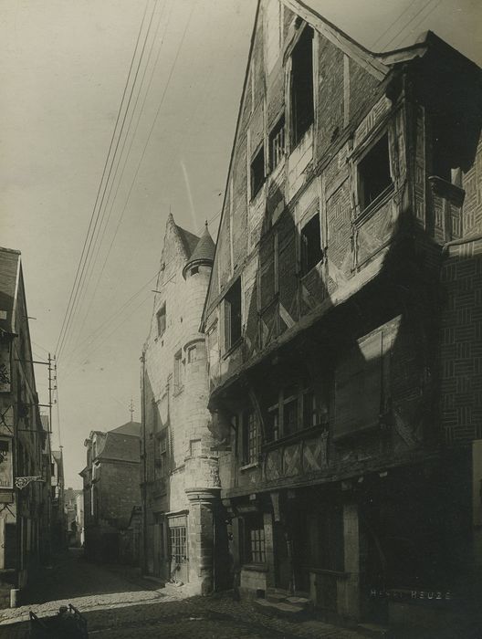 Maison rouge : Façade sur rue, vue générale