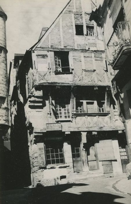 Maison rouge : Façade sur rue, vue générale