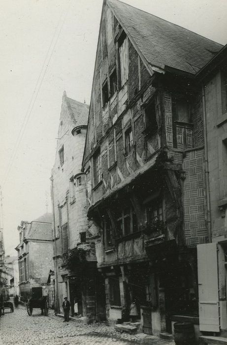 Maison rouge : Façade sur rue, vue générale