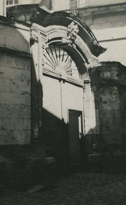 Hôtel des Gouverneurs, ou du Gouvernement : Porche sur rue, vue générale