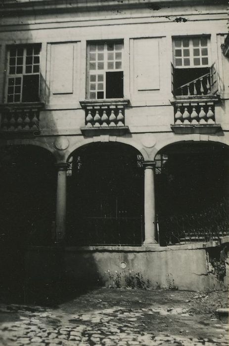 Hôtel des Gouverneurs, ou du Gouvernement : Cour intérieure, vue partielle