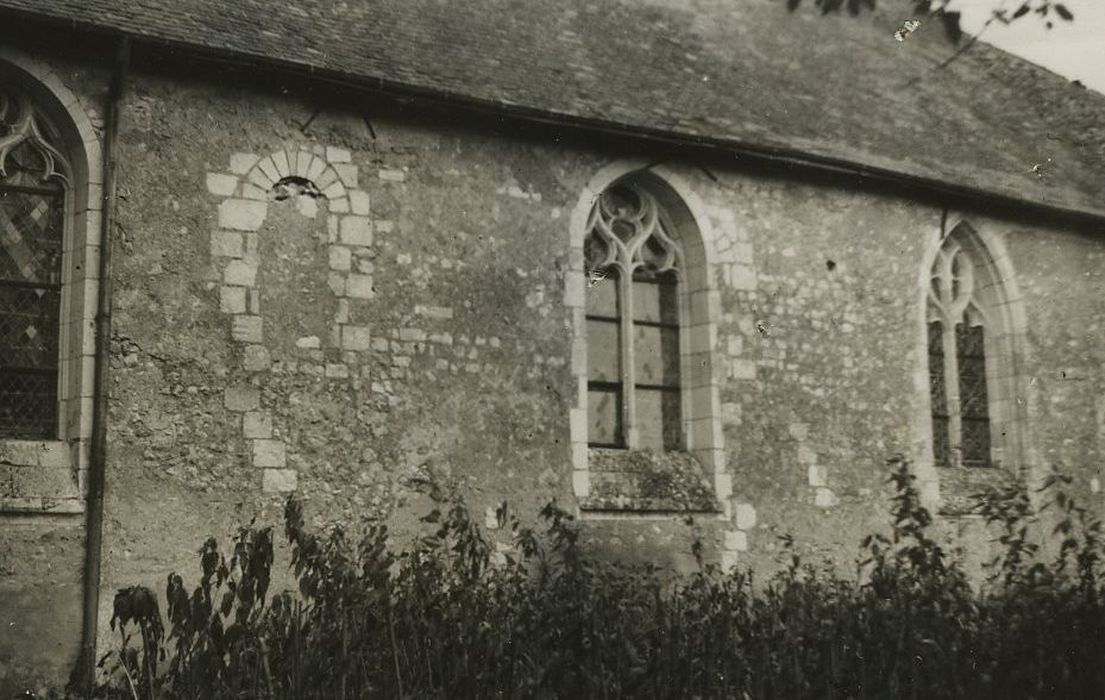 Eglise Saint-Loup : Façade latérale sud, vue partielle