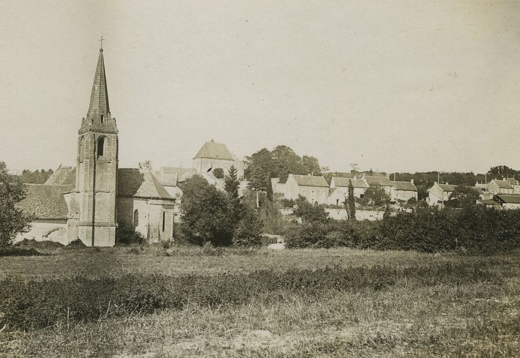 Eglise Saint-Martin : Vue générale de l’église dans son environnement depuis l’Est