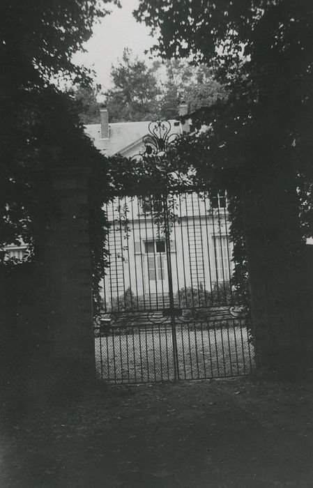 Château de l'Olivier : Grilles d’accès sud, vue générale