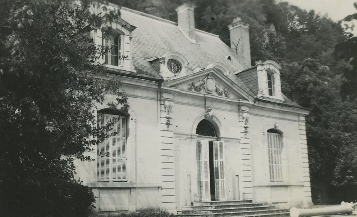 Manoir des Basses-Rivières : Façade sud, vue générale