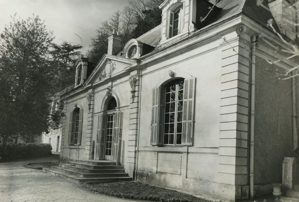 Manoir des Basses-Rivières : Façade sud, vue générale