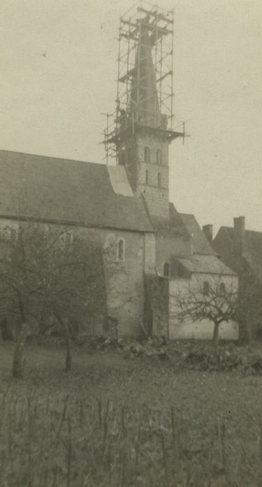 Eglise Saint-Leubais : Façade latérale sud, vue partielle