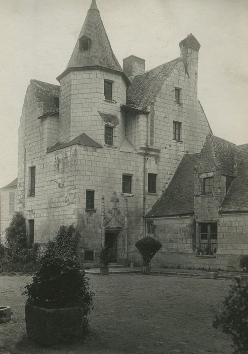 Domaine de Montpensier ou Coudray-Montpensier : Cour intérieure, façades sud et est, vue générale