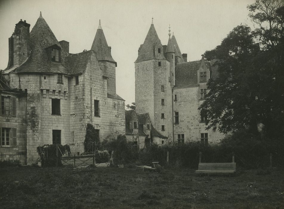 Domaine de Montpensier ou Coudray-Montpensier : Cour, ensemble sud-ouest, vue partielle