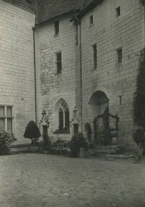 Domaine de Montpensier ou Coudray-Montpensier : Cour intérieure, façade nord, vue partielle