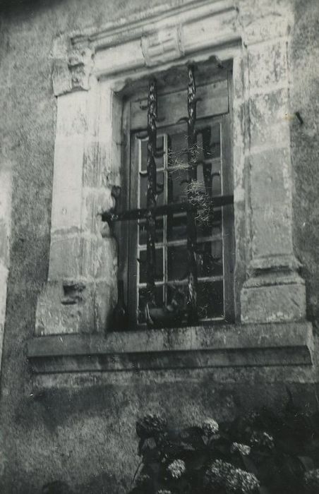 Prieuré Notre-Dame de Chenusson : Façade nord, détail d’une baie du rez-de-chaussée