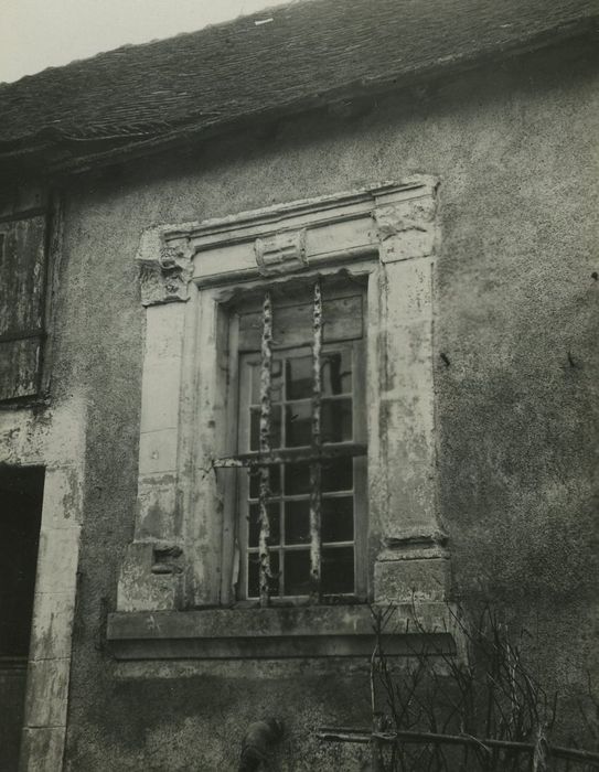 Prieuré Notre-Dame de Chenusson : Façade nord, détail d’une baie du rez-de-chaussée