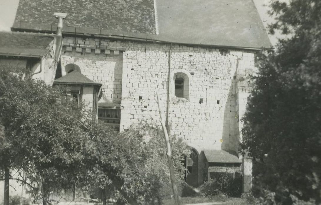 Ancienne chapelle priorale Saint-Mesmin : Façade ouest, vue partielle