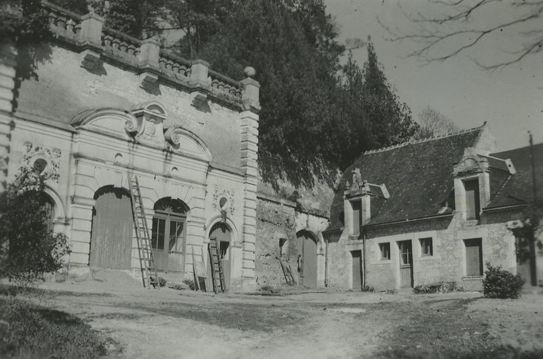 Château de Rochecotte : Façade monumentale de l’entrée aux caves, vue générale