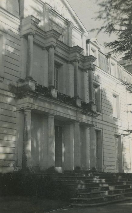 Château de Rochecotte : Façade sud, vue partielle