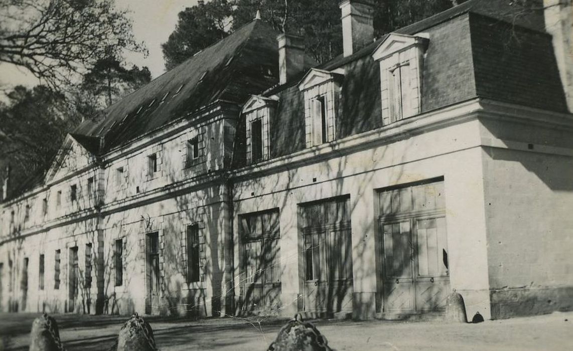 Château de Rochecotte : Communs, ensemble ouest, vue générale