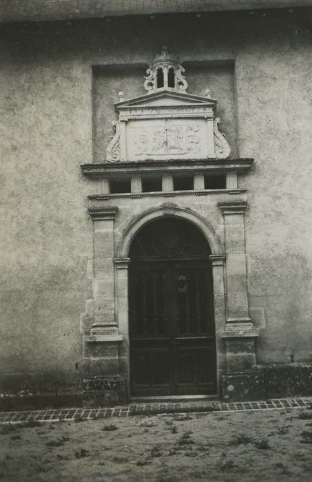 Château des Roches : Façade est, détail de la porte d’accès