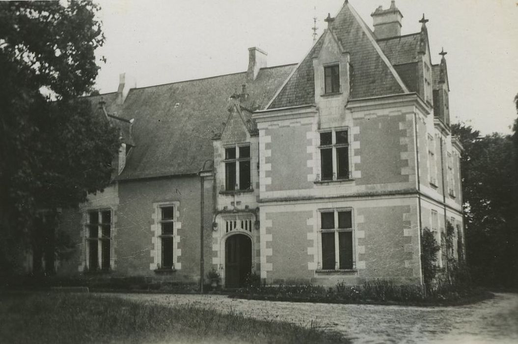 Château des Roches : Façade ouest, vue partielle