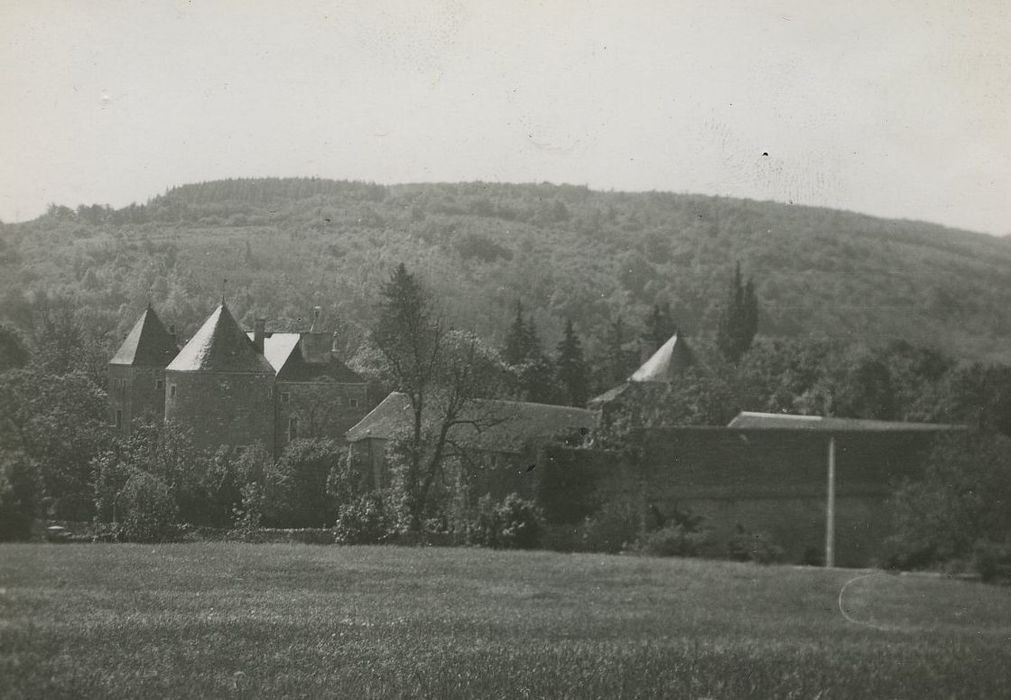 Château de Ruffey : Vue partielle du château dans son environnement depuis le Nord-Ouest