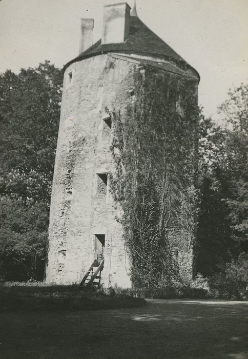 Château de Ruffey : Tour sud-ouest, vue générale