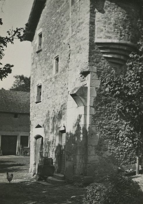 Château de Ruffey : Communs, détail des maçonneries de l’emplacement du 1er pont-levis