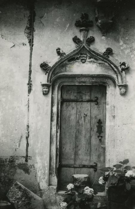 Château : Cour intérieure, détail de la porte d’accès au bâtiment est