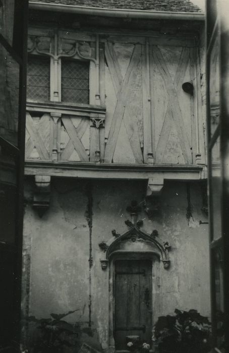 Château : Cour intérieure, façade est, vue partielle