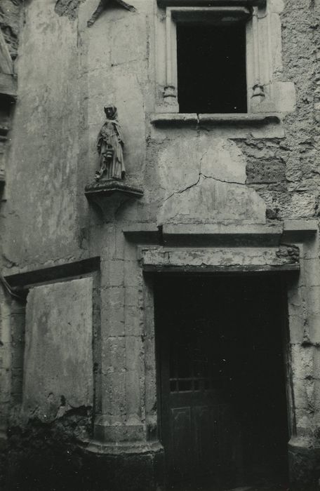 Château : Cour intérieure, porte d’accès à la tourelle d’escallier, vue partielle