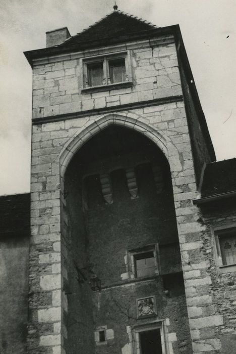 Château : Poterne d’entrée, élévation est, vue partielle