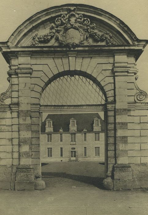 Manoir de la Sagerie : Porche d’accès est, vue générale