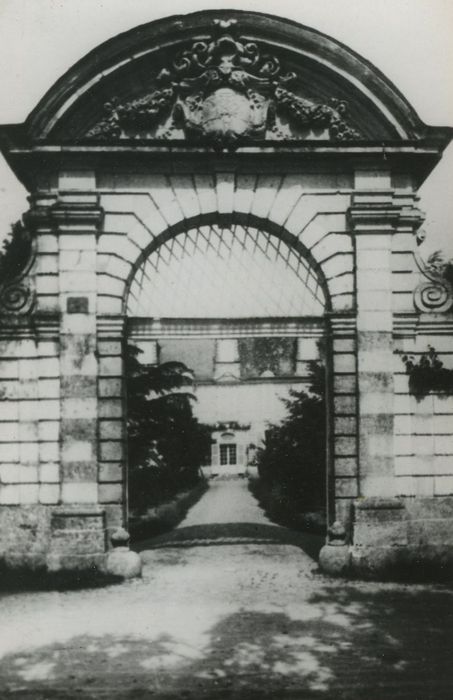 Manoir de la Sagerie : Porche d’accès est, vue générale