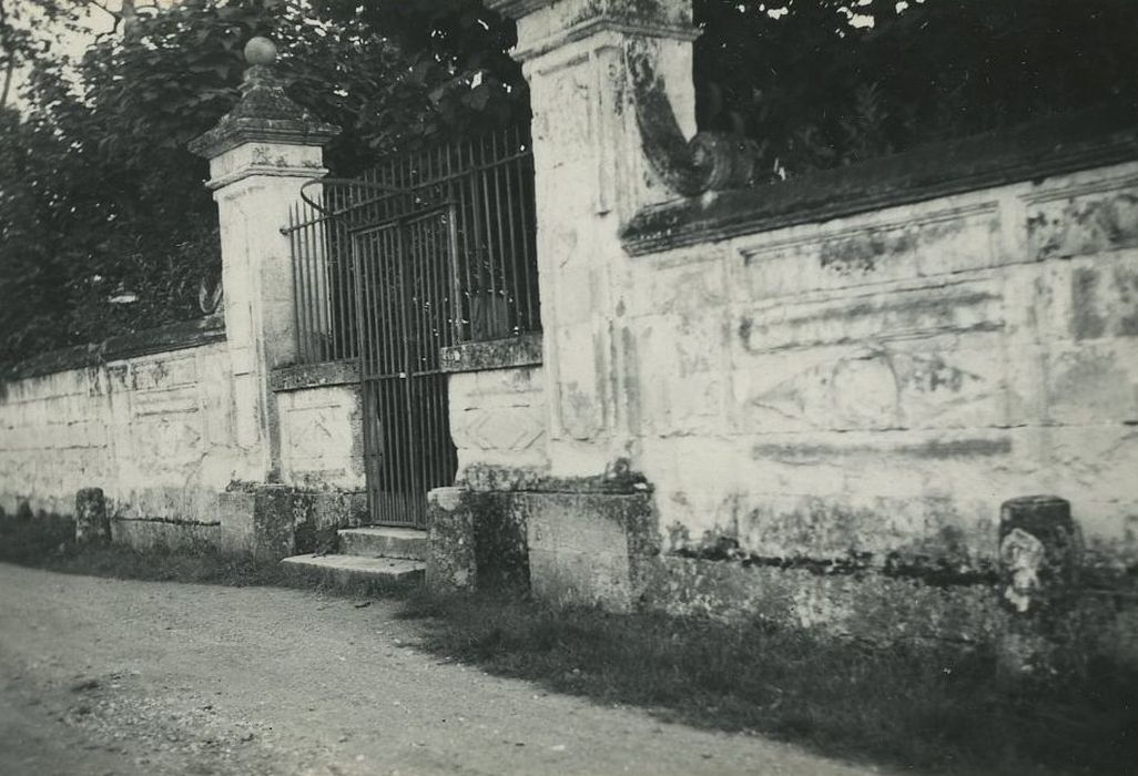 Manoir de la Singerie, dit la Cigogne : Portail d’accès nord, vue générale