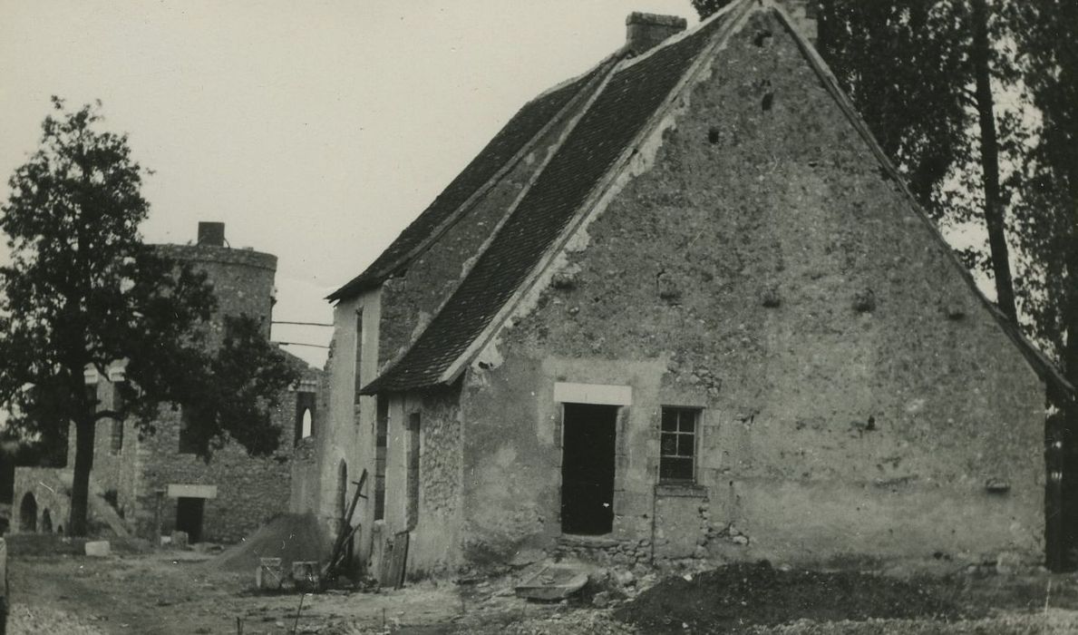 Ruines du château de Fontenay-Isoré : Bâtiment est, vue générale