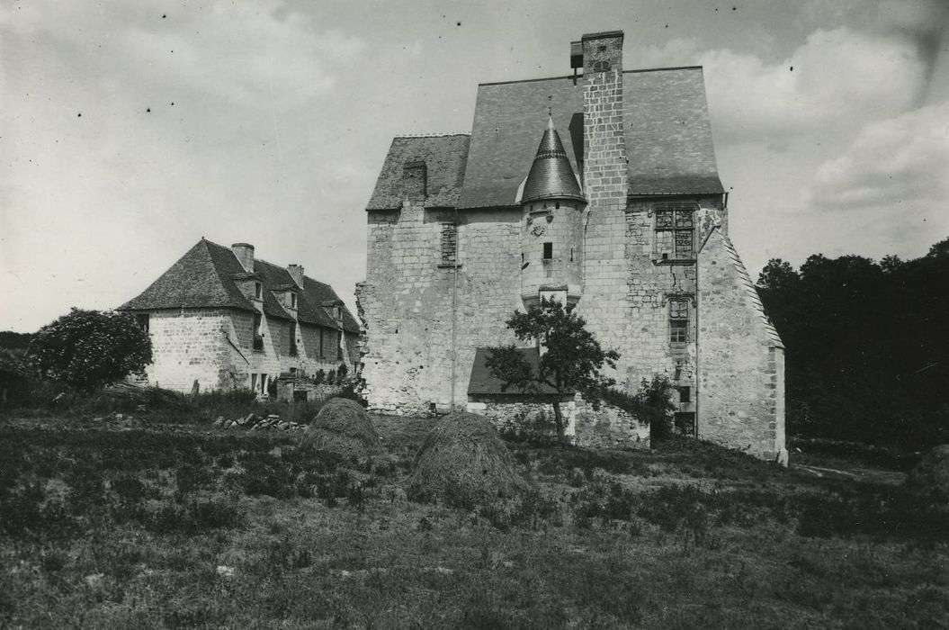 Vestiges de l'abbaye de Turpenay : Logis abbatial, façade ouest, vueg énérale