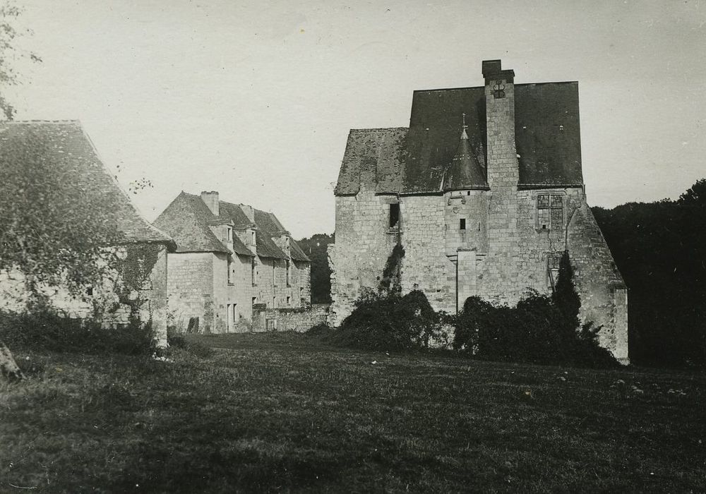 Vestiges de l'abbaye de Turpenay : Logis abbatial, façade ouest, vueg énérale