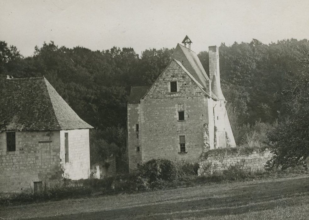 Vestiges de l'abbaye de Turpenay : Logis abbatial, pignon nord, vue générale