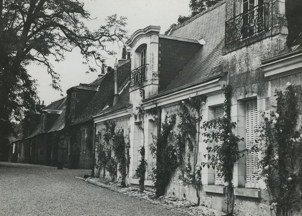 Manoir de La Bachellerie : Communs, façade ouest, vue générale