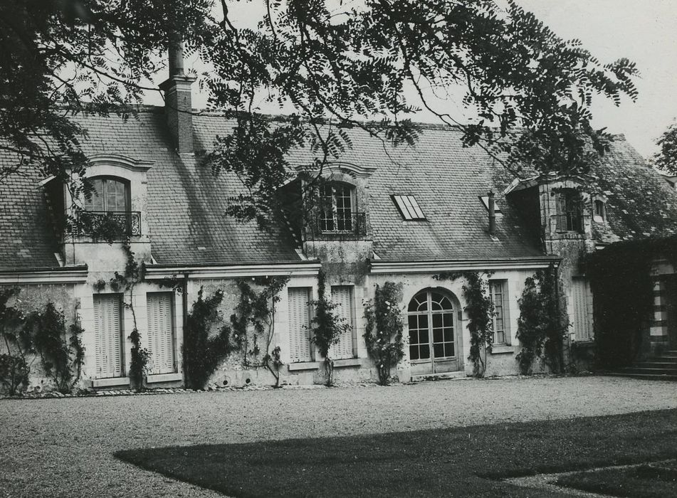 Manoir de La Bachellerie : Communs, façade ouest, vue générale