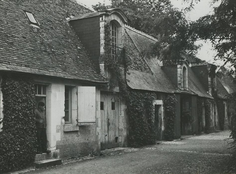 Manoir de La Bachellerie : Communs, façade ouest, vue générale