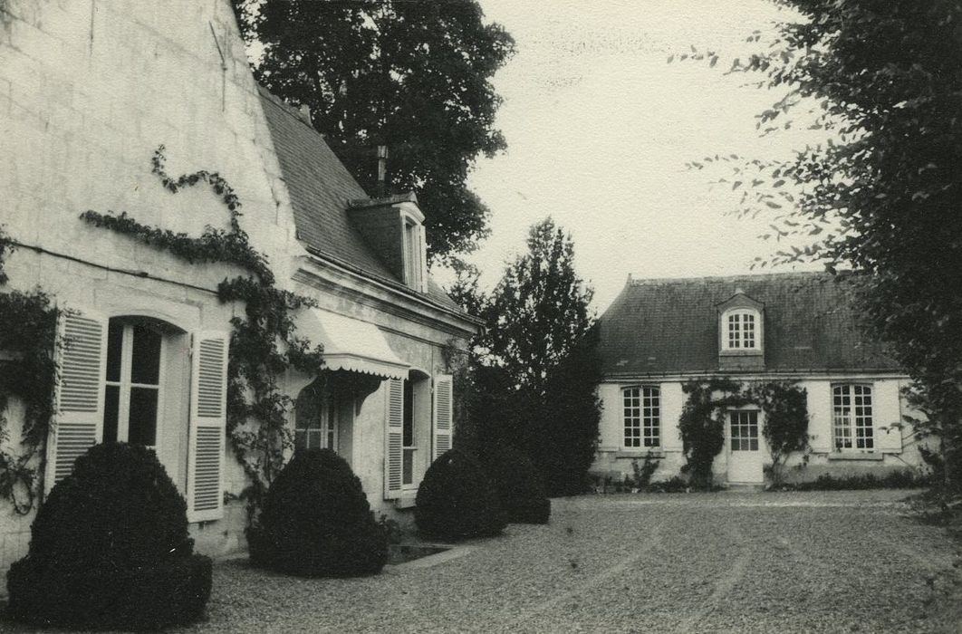 Le Vau Ardau : Façade est du logis et façade sud du pavillon, vue générale