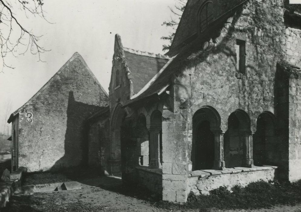 Eglise Saint-Jean-Baptiste : Porche d’accès ouest, vue générale