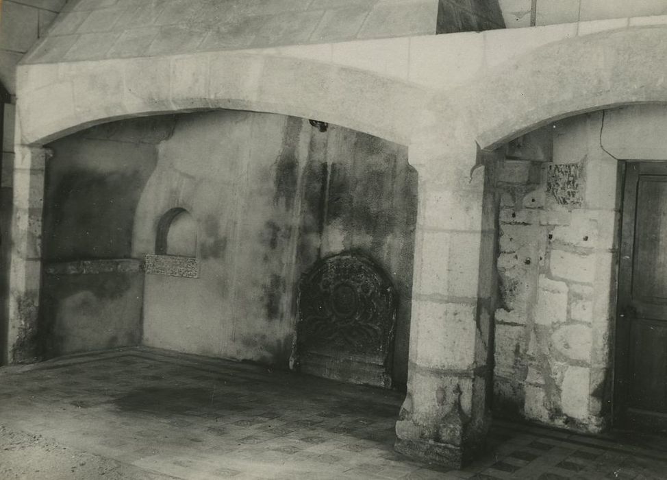 Château de Saint-Germain : Anciennes cuisines, cheminée monumentale, vue générale