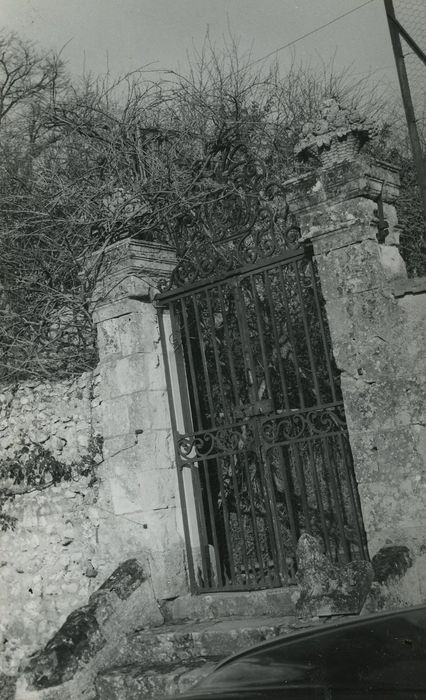 Manoir de La Gruette : Grille d’accès