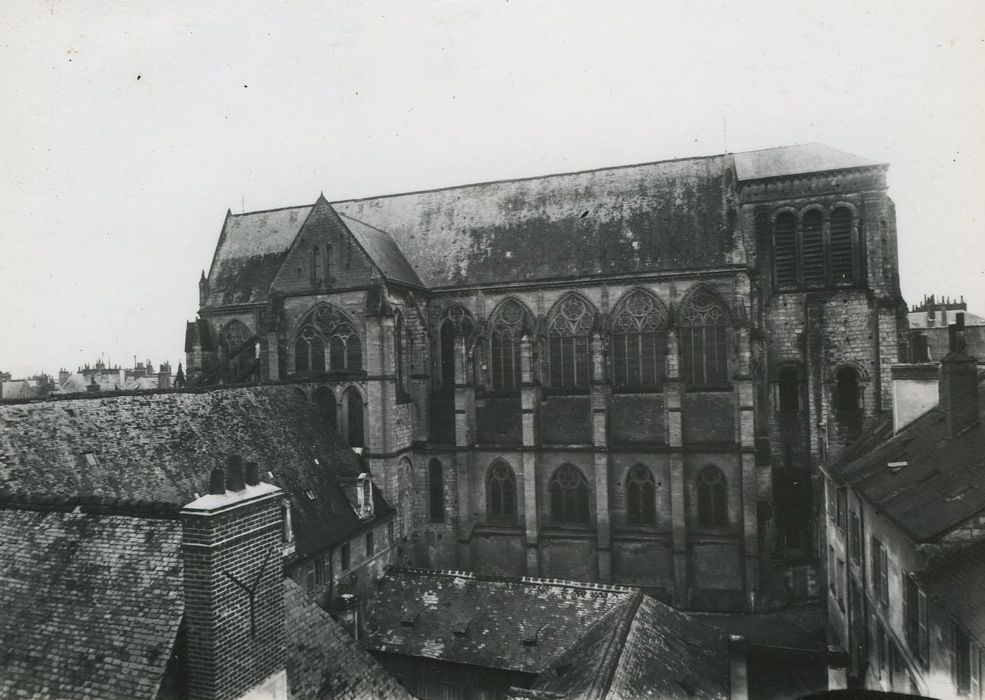 Eglise paroissiale Saint-Julien (ancienne église de l'abbaye bénédictine Saint-Julien) : Façade latérale nord, vue générale