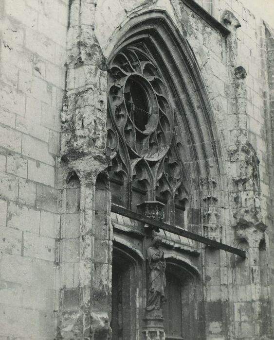 Eglise Saint-Saturnin (ancienne église des Carmes) : Portail occidental, vue partielle