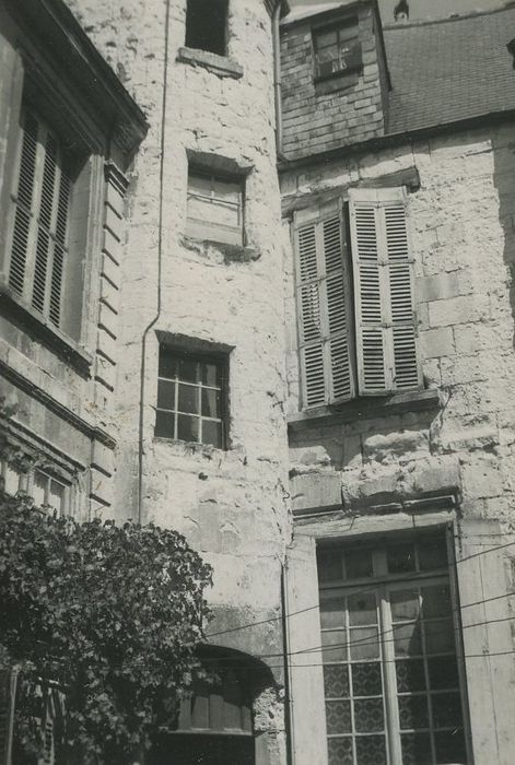 Hôtel : Cour intérieure, vue partielle des façades