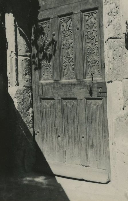 Hôtel : Tourelle d’escalier, détail du vantail de la porte d’accès