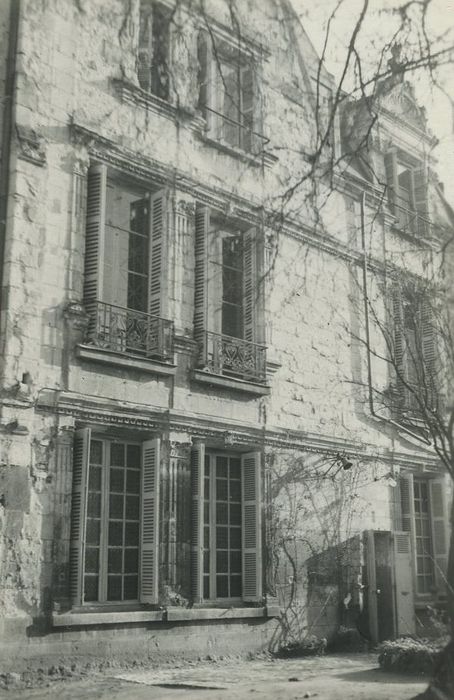 Hôtel : Vue partielle de la façade sur la cour